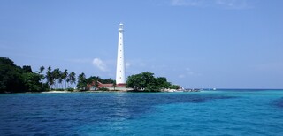 Phare de Pulau Langkuas, Au nord ouest de l'île de Belitung en Indonésie