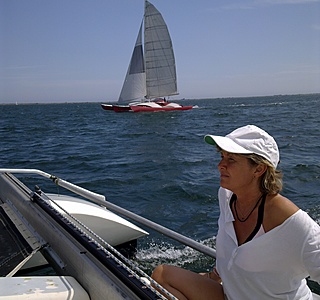 Dames d'à bord à la barre