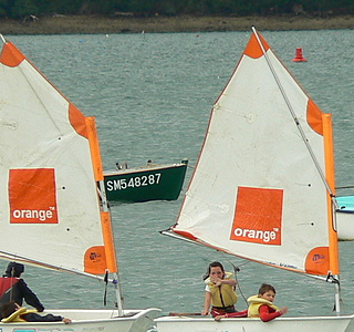 Dames d'à bord à la barre