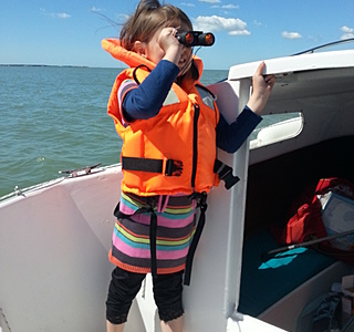 Dames d'à bord à la barre