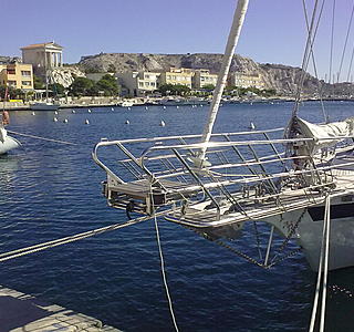 Navires insolites à l'horizon